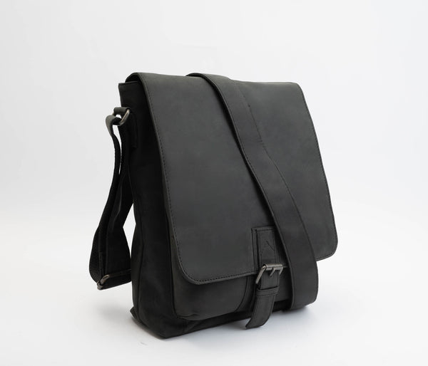 Avenue Hunter Leather Full Flap Bag Black